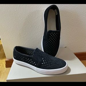 LACOSTE GAZON SLIP ON. Size 7W